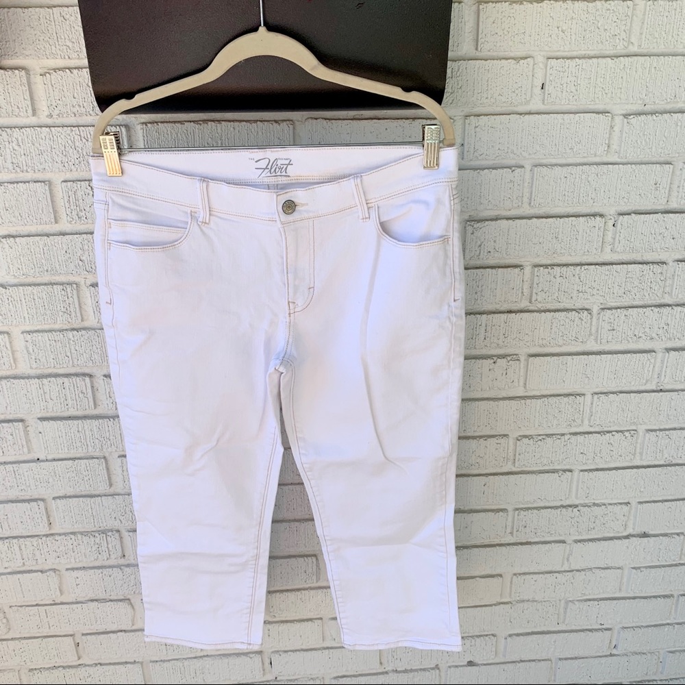 Old Navy White Flirt Styled Regular Cropped Pants Size 10